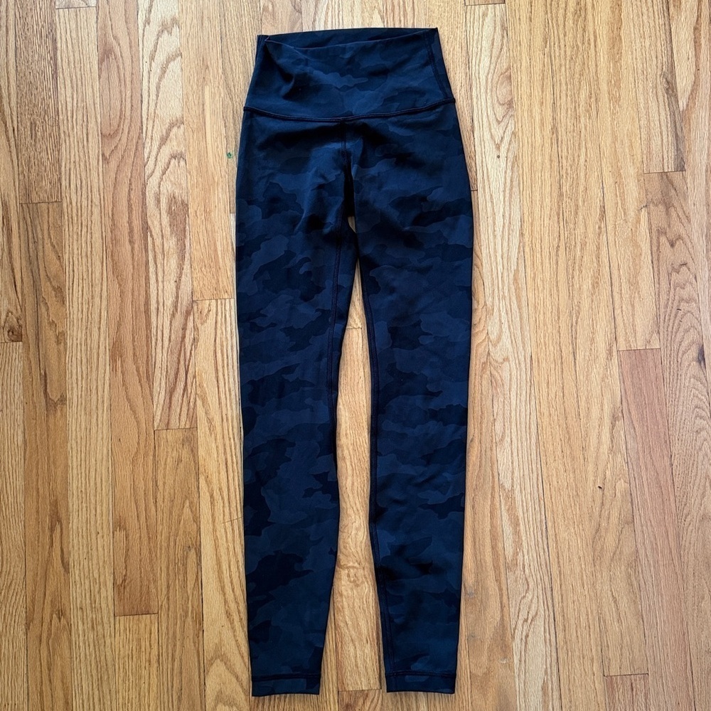 Lululemon sz 2 Black Camo Leggings great pre owned condition